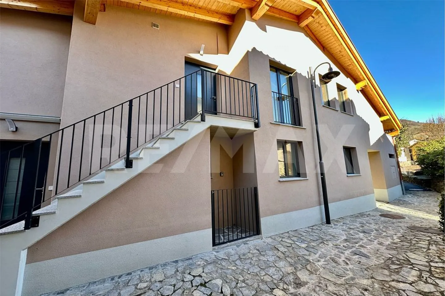 Casa a schiera elegante ed energeticamente efficiente con vista a Lopagno - Foto 4 di 13