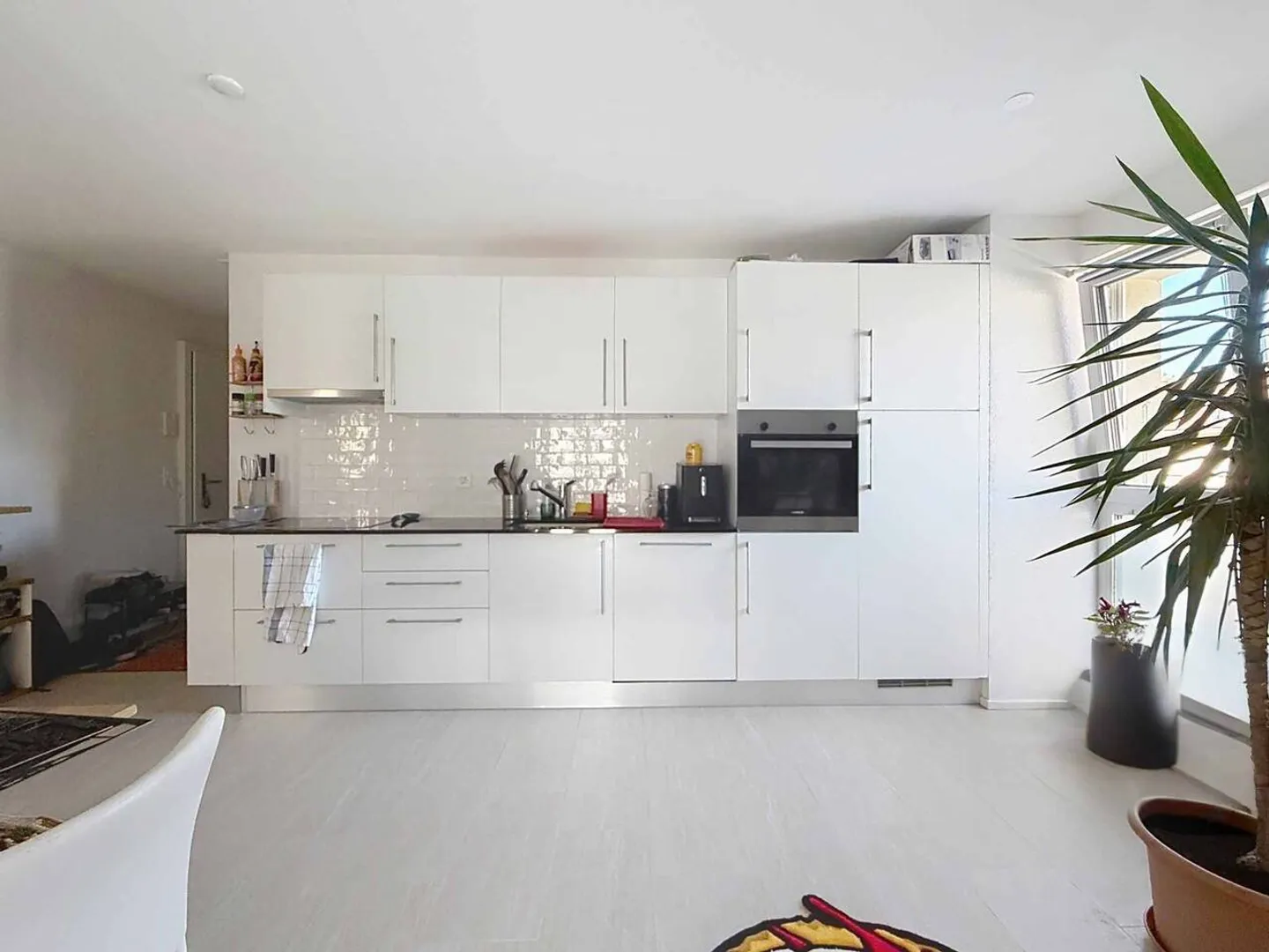 Modern Apartment with Balcony - Photo 3 of 9