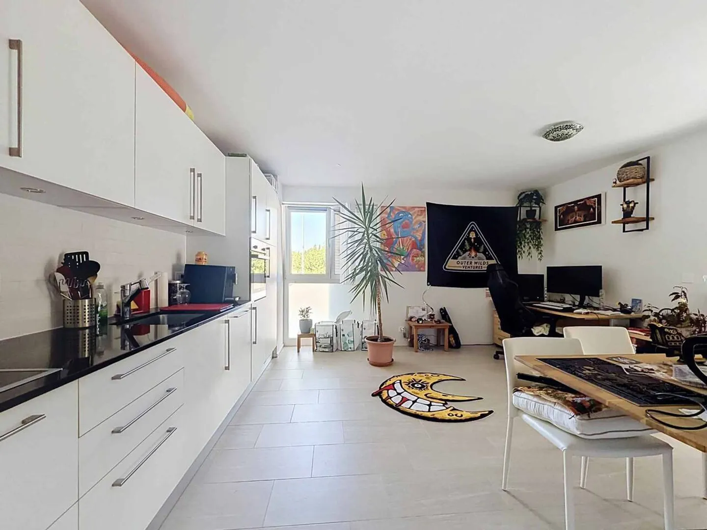 Modern Apartment with Balcony - Photo 5 of 9