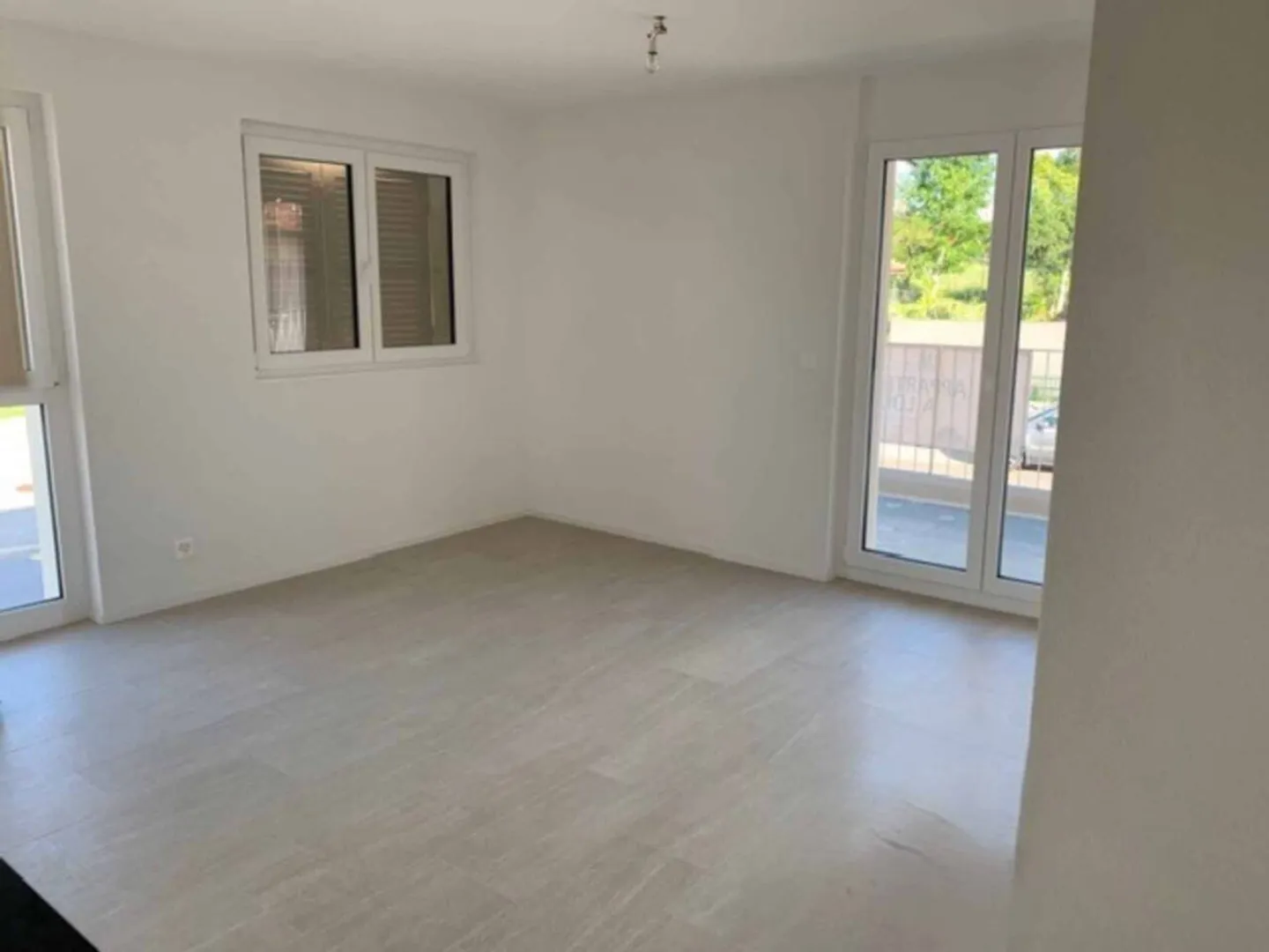 Modern Apartment with Balcony - Photo 6 of 9