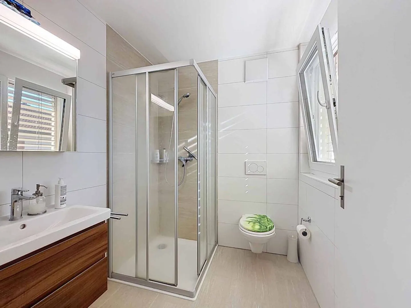 Modern Apartment with Balcony - Photo 8 of 9