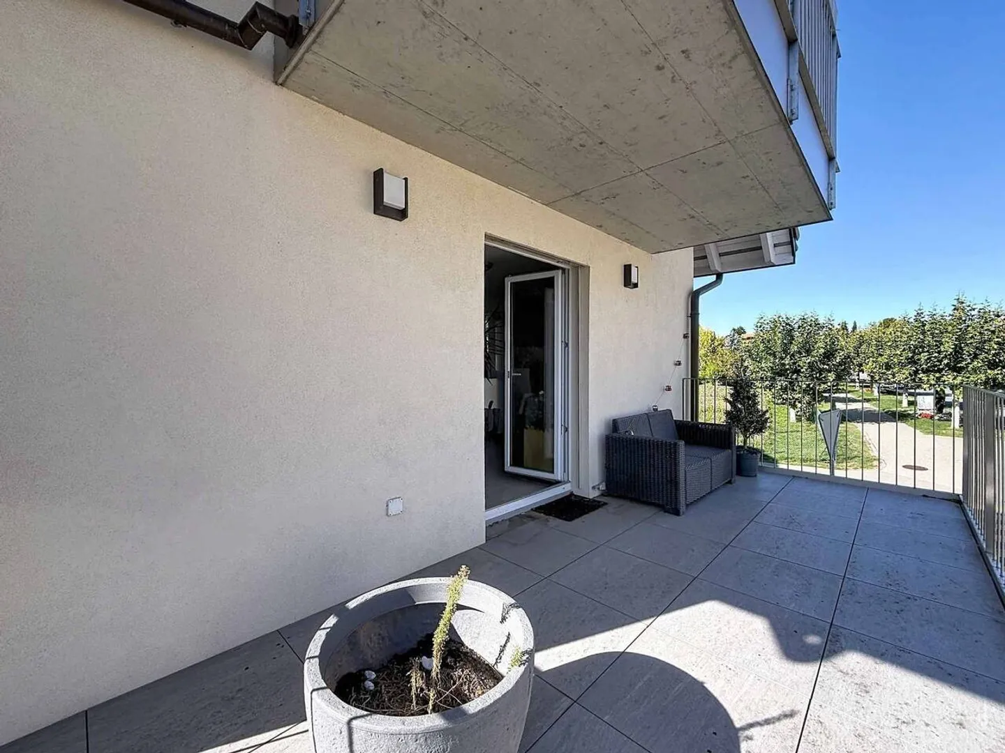 Modern Apartment with Balcony - Photo 9 of 9