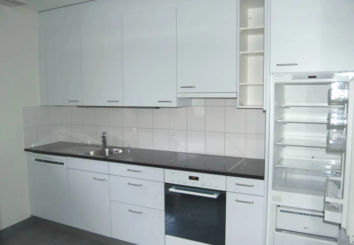 Spacious 2-Room Apartment - Photo 2 of 6