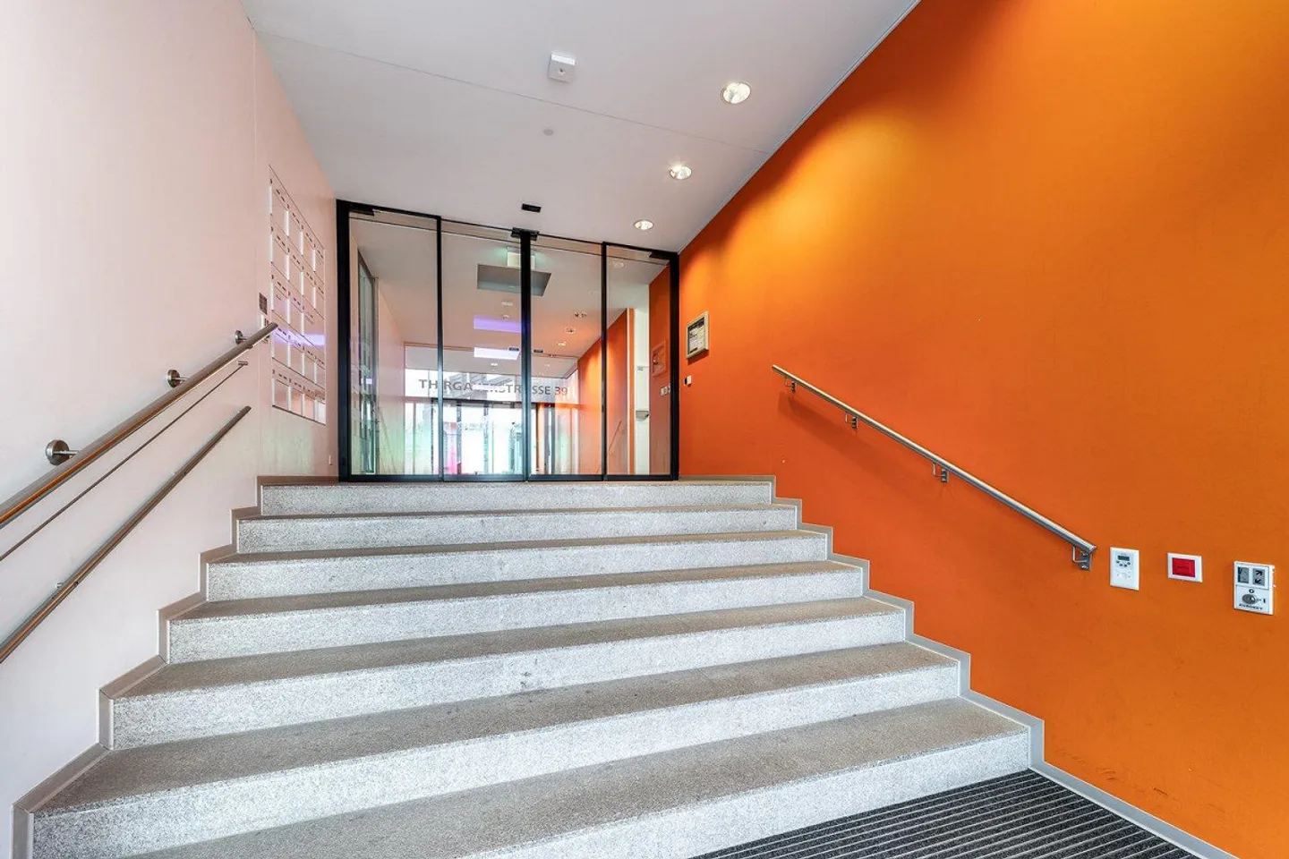 Modernes Büro in Zürich Oerlikon - Foto 2 von 13