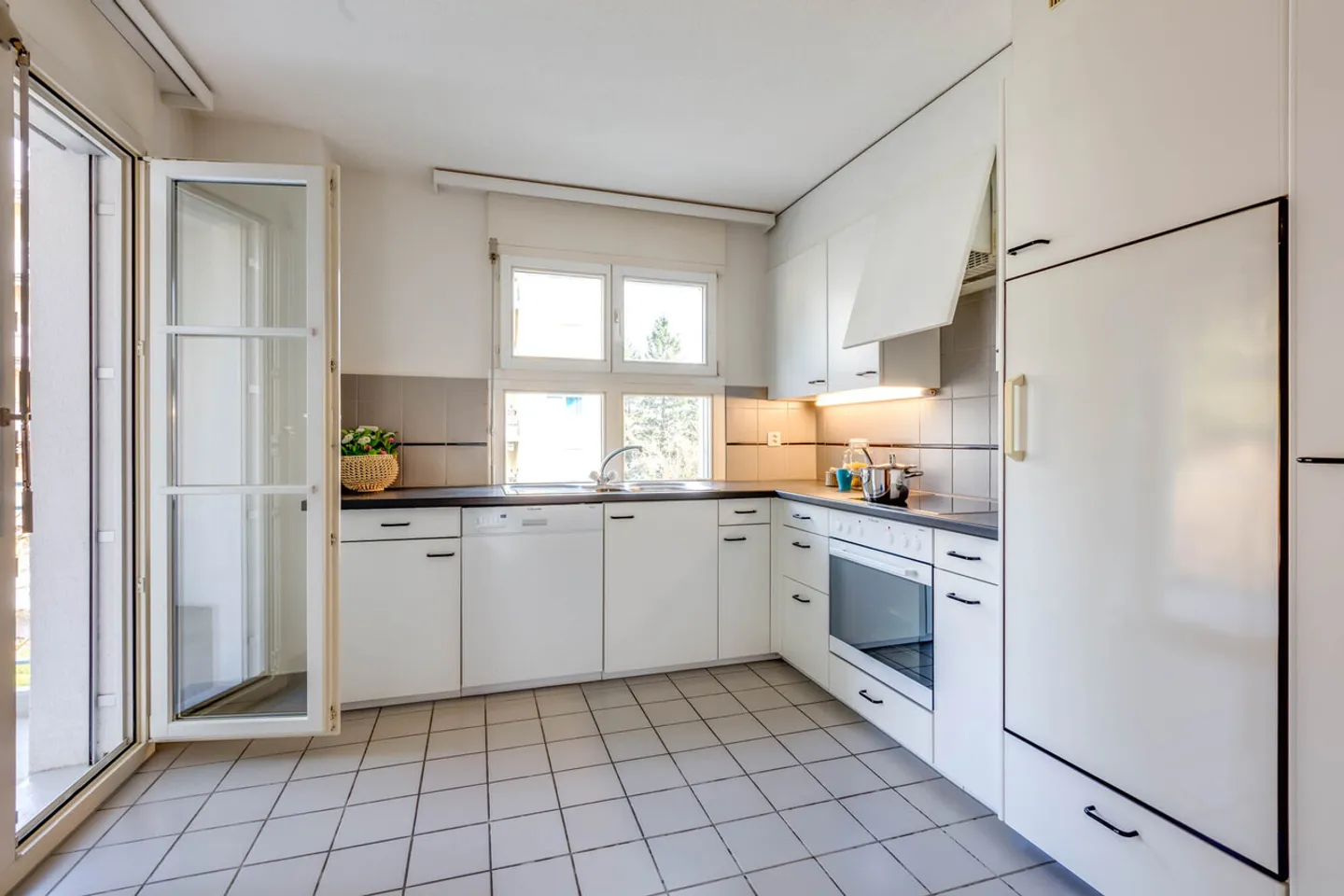 Charming Apartment with Balconies - Photo 7 of 12