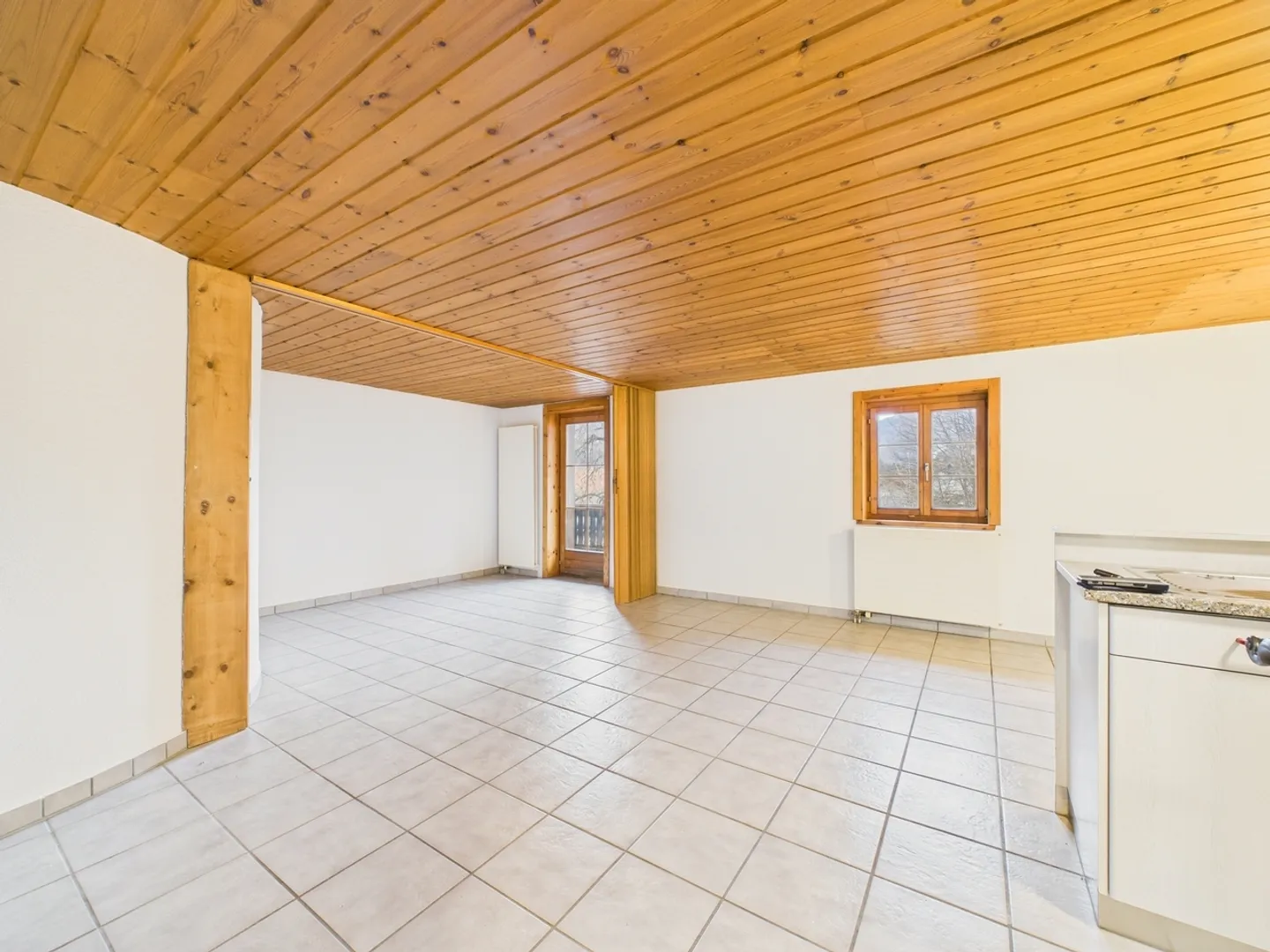 Charmante 2.5-Zimmer Wohnung mit Balkon in Cazis - Foto 2 von 8