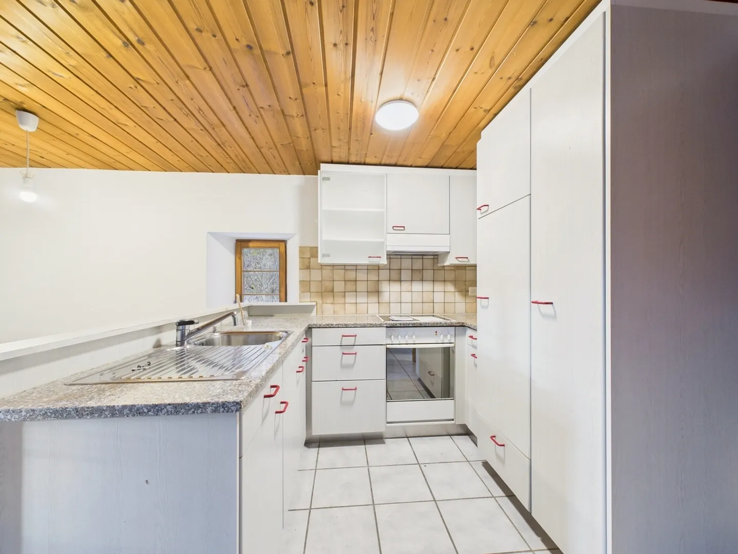 Charmante 2.5-Zimmer Wohnung mit Balkon in Cazis - Foto 4 von 8