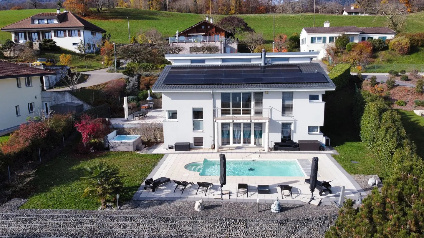 A panorama that changes everyday life - An extraordinary villa with heated pool - Photo 1 of 19
