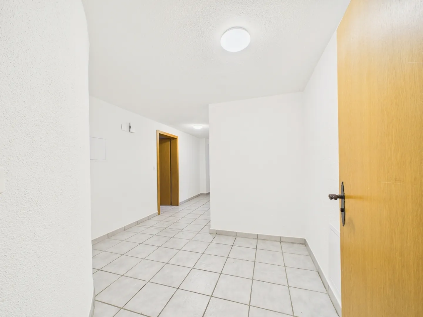 Charmante 2.5-Zimmer Wohnung mit Balkon in Cazis - Foto 6 von 8