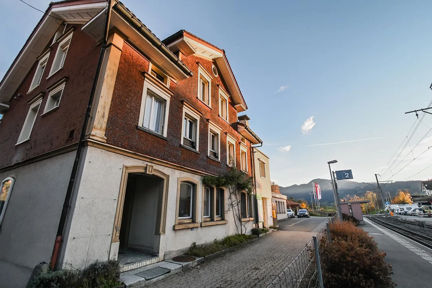 Appartamento di 7,5 stanze in edificio residenziale e commerciale situato centralmente alla stazione ferroviaria - Foto 1 di 23