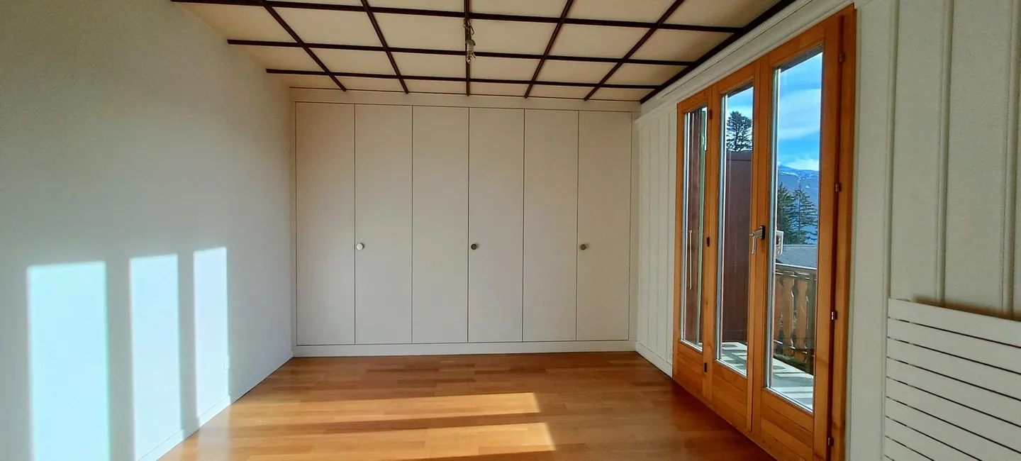 Chalet with Stunning Views - Photo 5 of 9