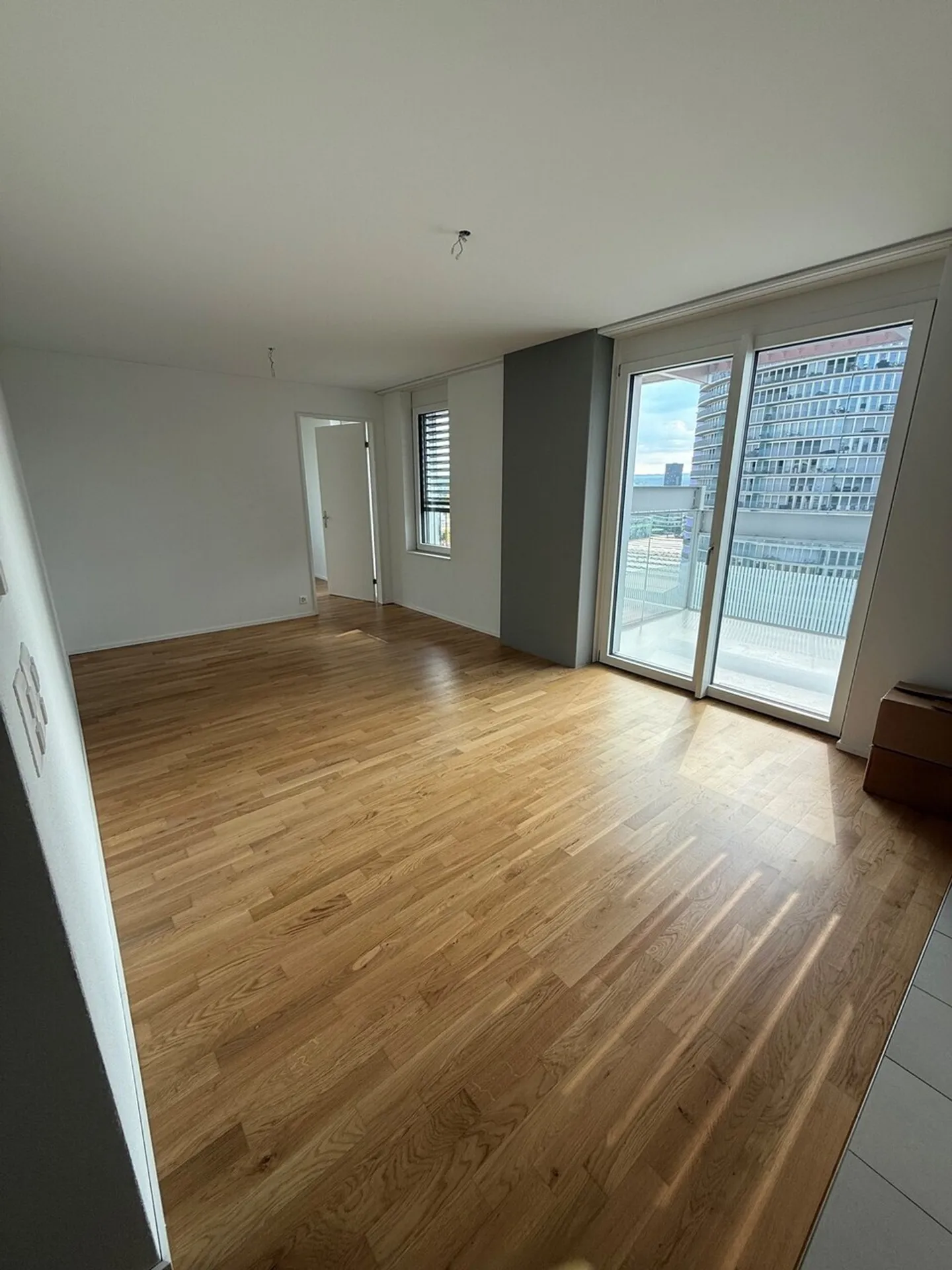 Appartement moderne avec vue sur la skyline - Photo 4 sur 8