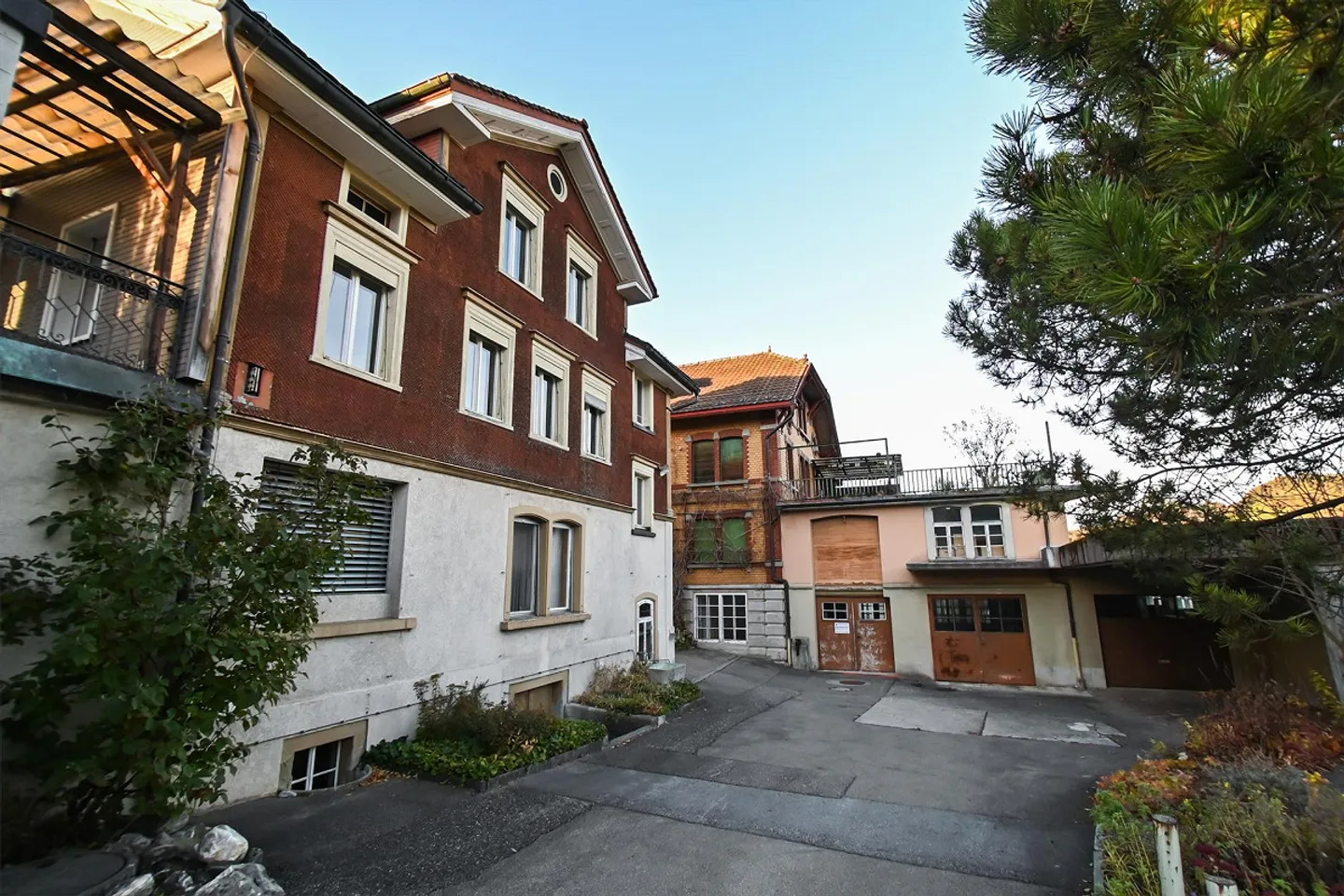 Appartamento di 7,5 stanze in edificio residenziale e commerciale situato centralmente alla stazione ferroviaria - Foto 3 di 23