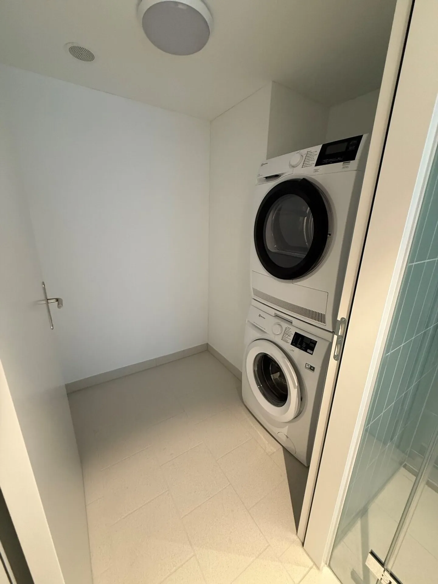 Appartement moderne avec vue sur la skyline - Photo 8 sur 8