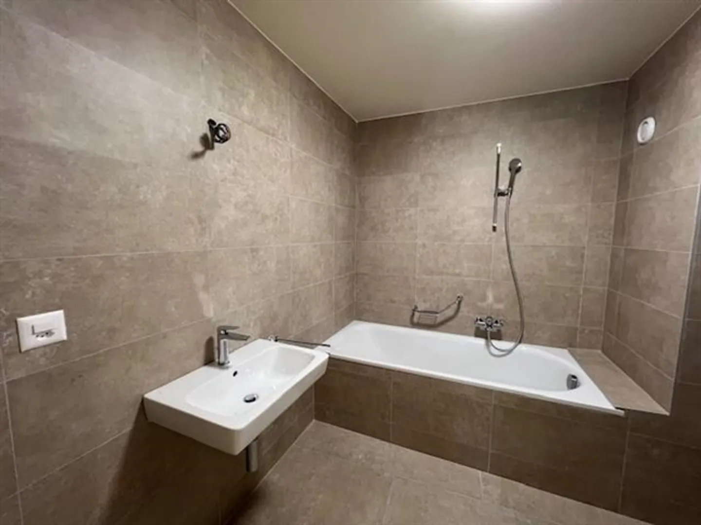 Magnificent new 5.5 room apartment for rent on the 1st floor in Ardon - Photo 11 of 13