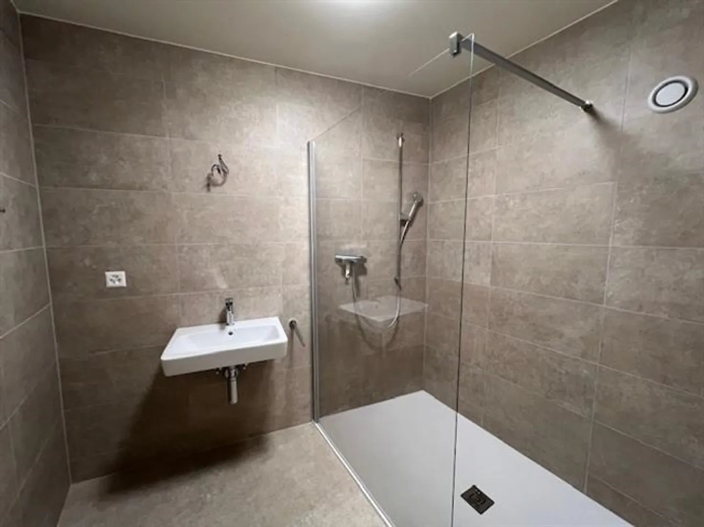 Magnificent new 5.5 room apartment for rent on the 1st floor in Ardon - Photo 10 of 13