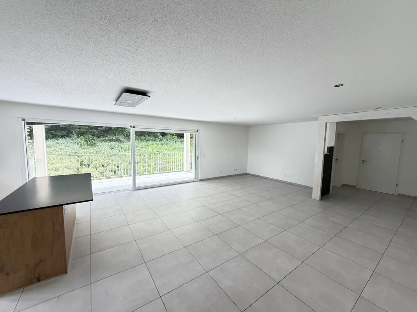 Appartement moderne avec terrasse - Photo 2 sur 11