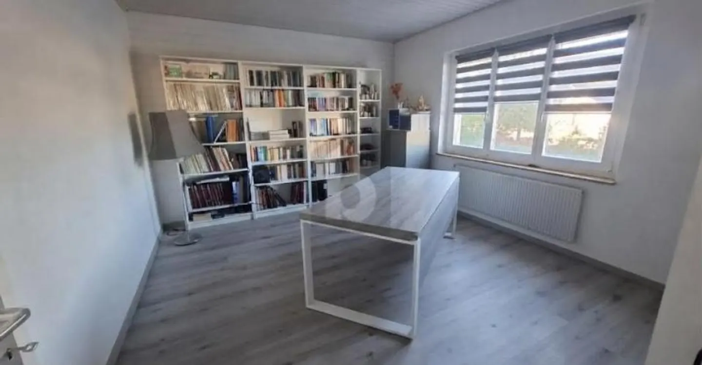GERÄUMIG, HELL MIT UNVERBAUTER AUSSICHT - Foto 5 von 6