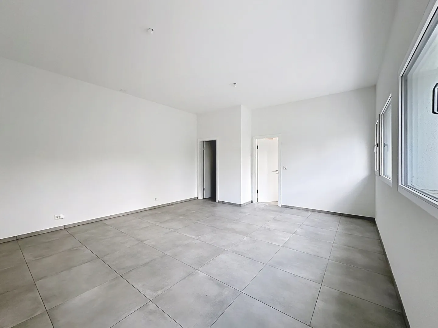 Local artisanal space with workshop and office of over 90 m² - Photo 6 of 16