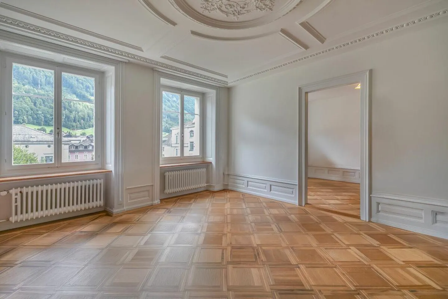 Edificio residenziale e commerciale storico nel centro di Glarus - Foto 2 di 16