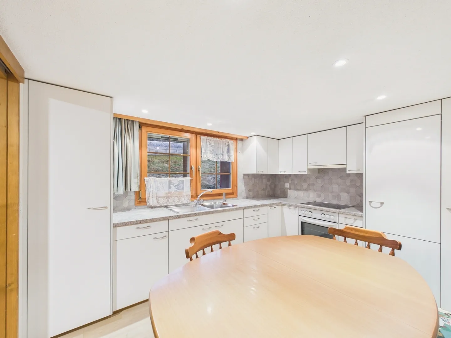 Appartamento 4.5 stanze recentemente ristrutturato in un elegante edificio d'epoca a Degersheim - Foto 2 di 10