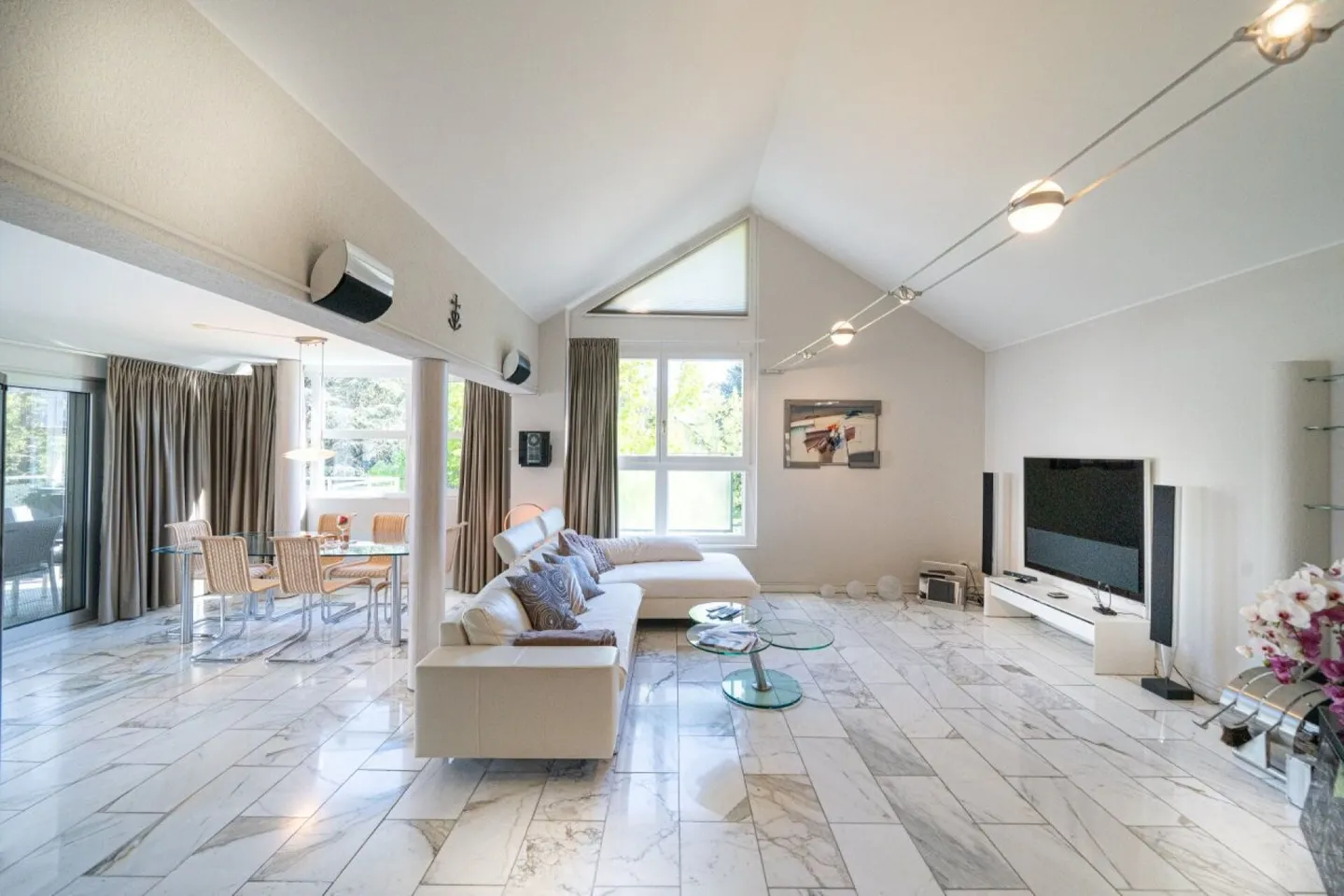 Traumhafte Dachwohnung im Herzen von Port - Photo 2 of 19