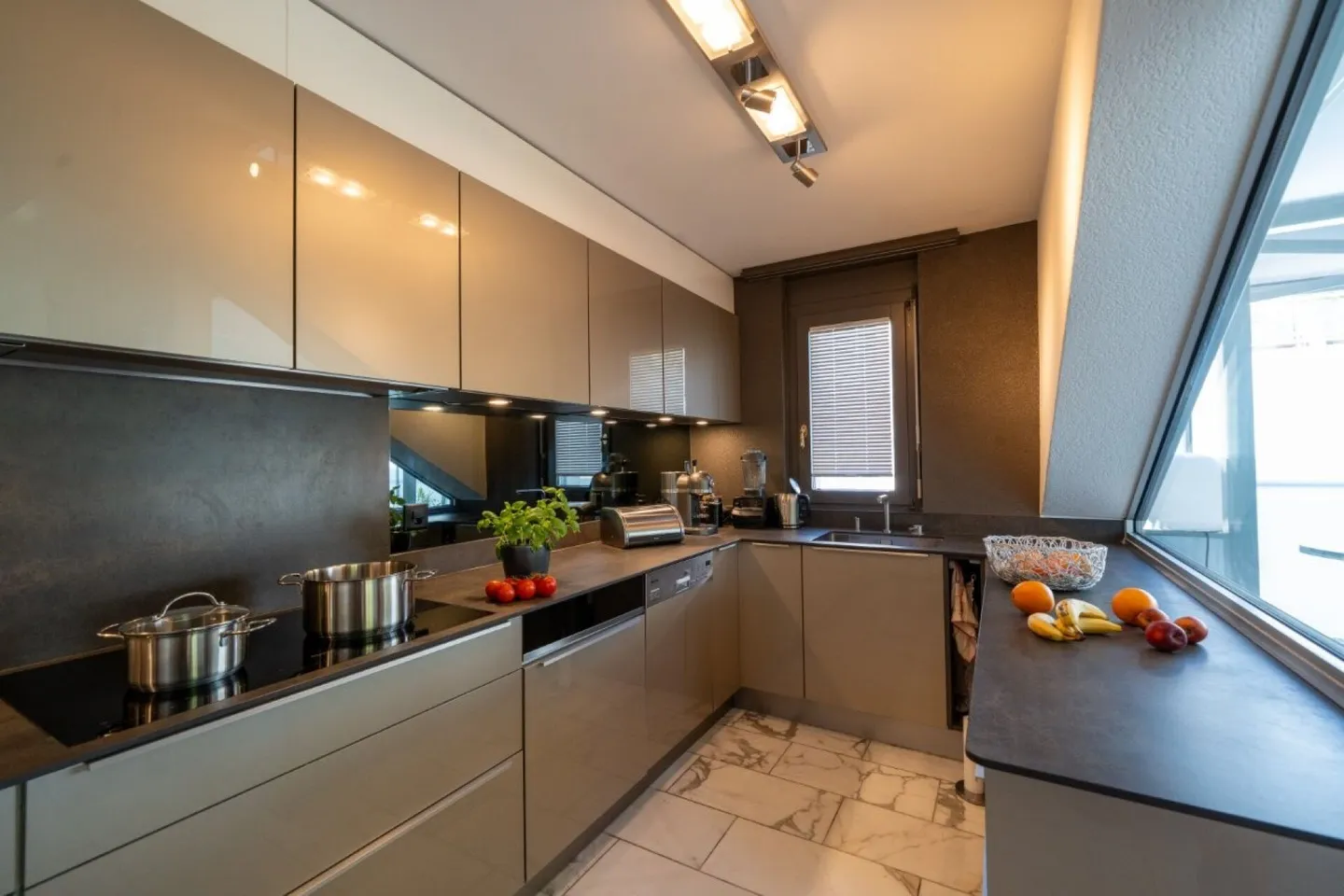 Traumhafte Dachwohnung im Herzen von Port - Photo 3 of 19