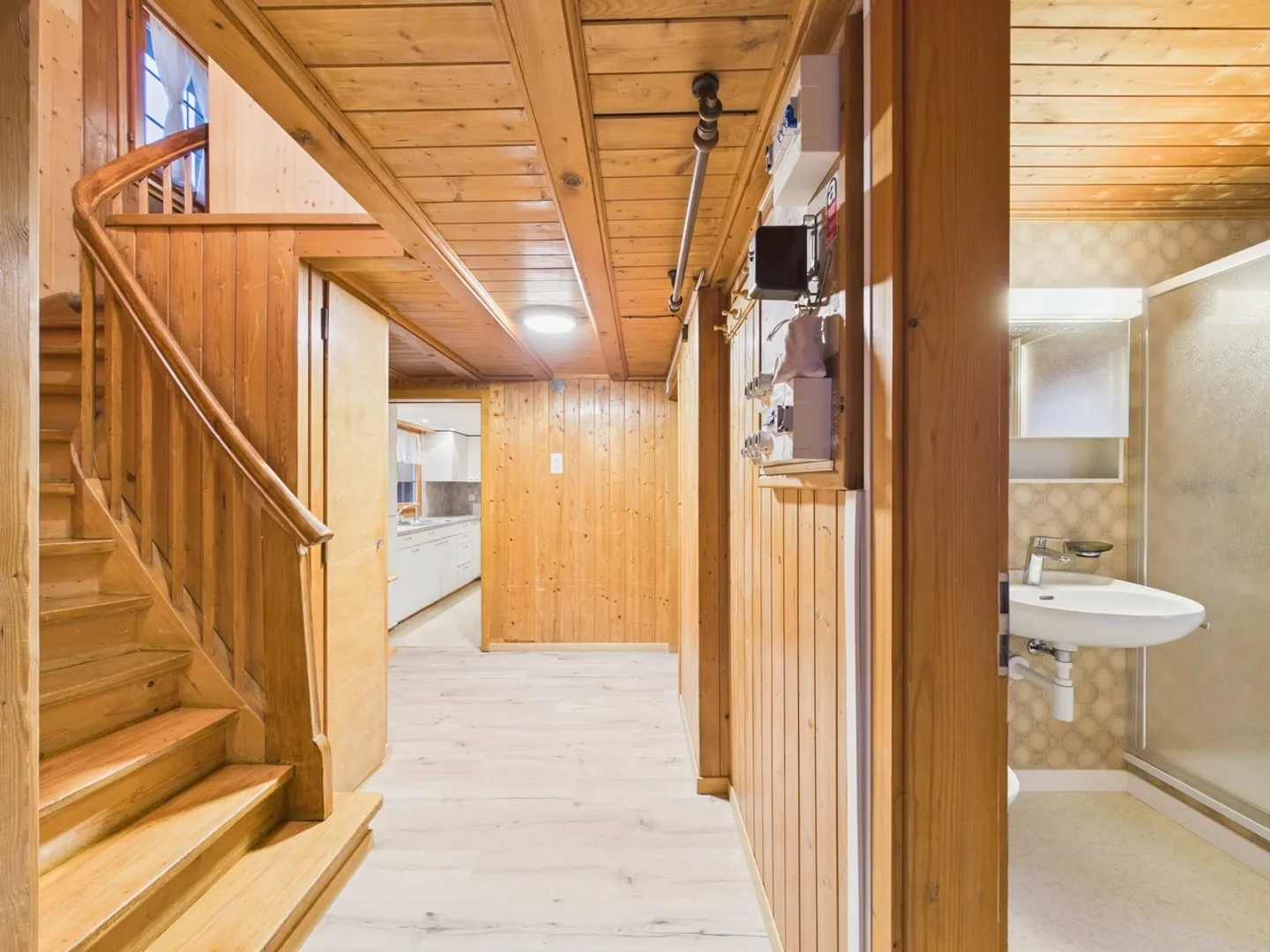 Appartamento 4.5 stanze recentemente ristrutturato in un elegante edificio d'epoca a Degersheim - Foto 8 di 10