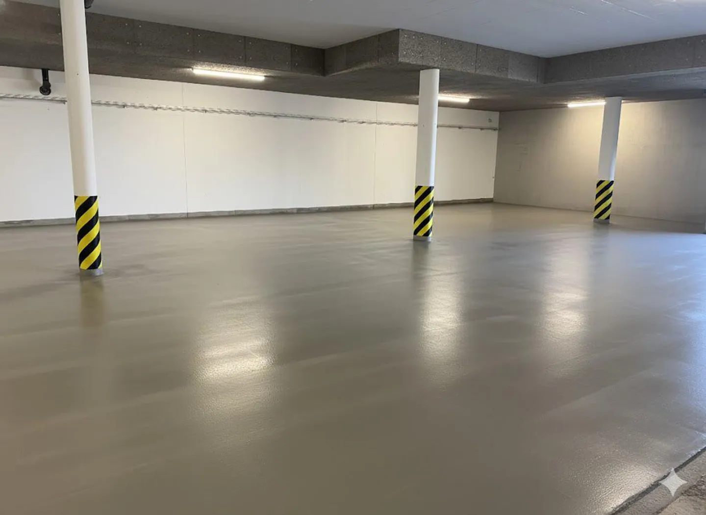 très généreux espaces de stationnement souterrains à louer - Photo 2 sur 3