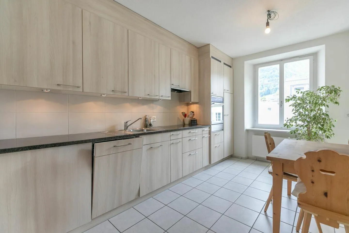 Edificio residenziale e commerciale storico nel centro di Glarus - Foto 7 di 16