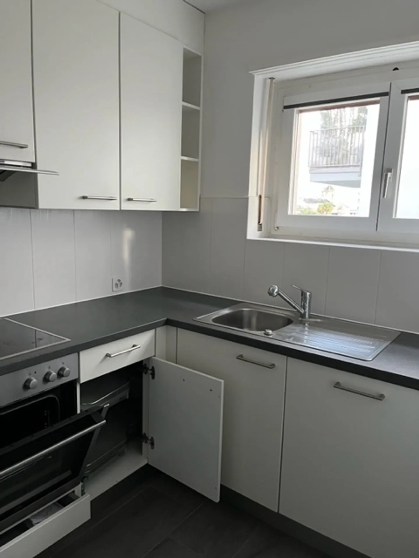 MURALTO, NOUS LOUONS 3 PIÈCES DANS UN QUARTIER TRANQUILLE ET CENTRAL - Photo 3 sur 8