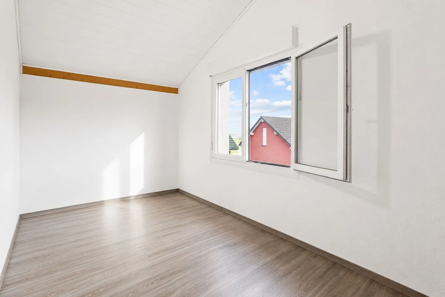 Charming 4.5-Room Apartment in Ursy - Photo 4 of 12