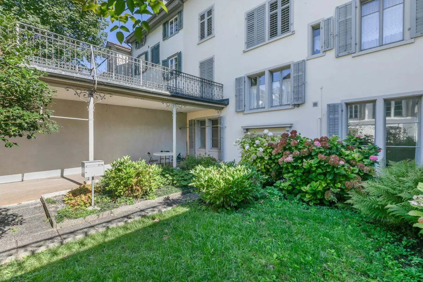 Edificio residenziale e commerciale storico nel centro di Glarus - Foto 14 di 16