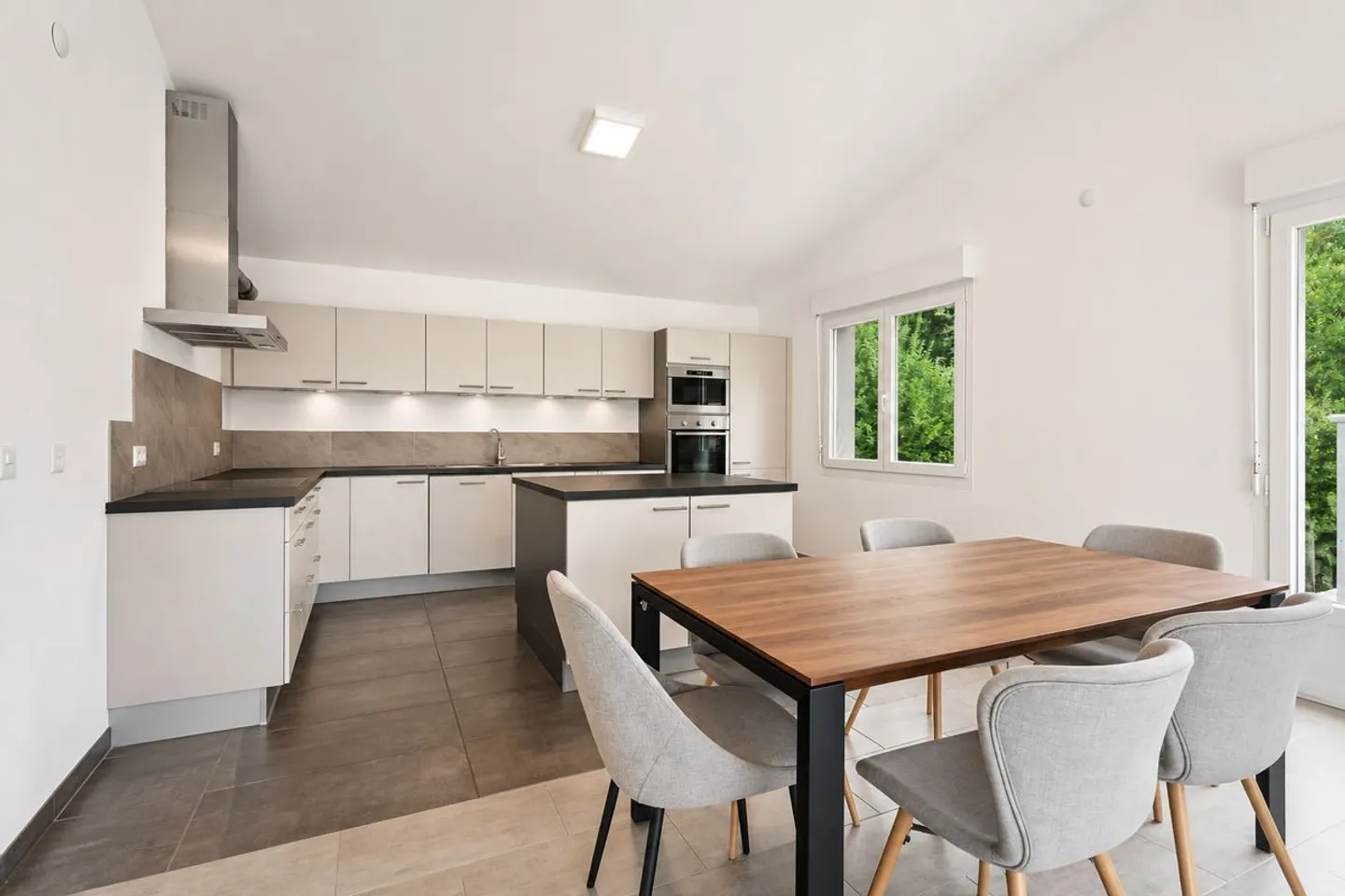 Charming 4.5-Room Apartment in Ursy - Photo 2 of 12