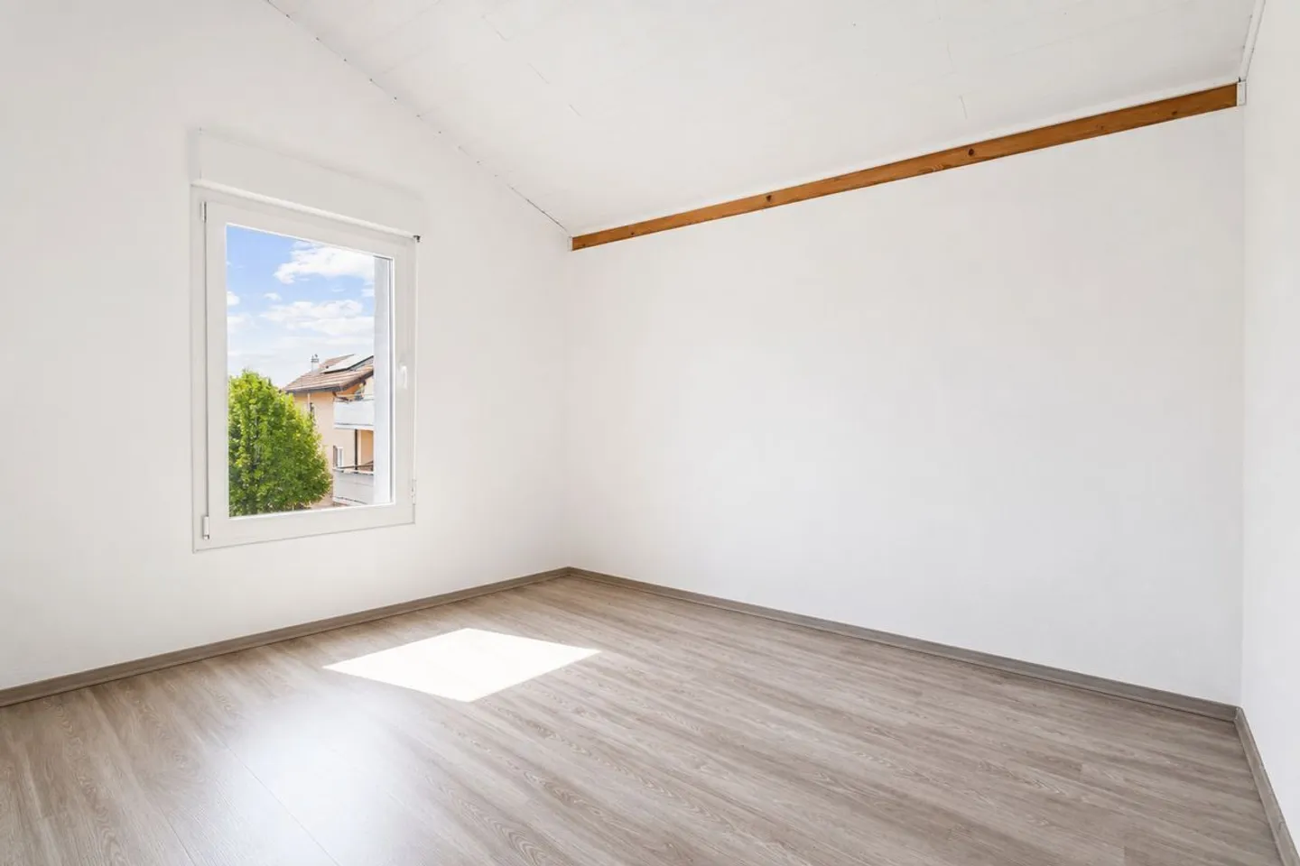 Charming 4.5-Room Apartment in Ursy - Photo 3 of 12