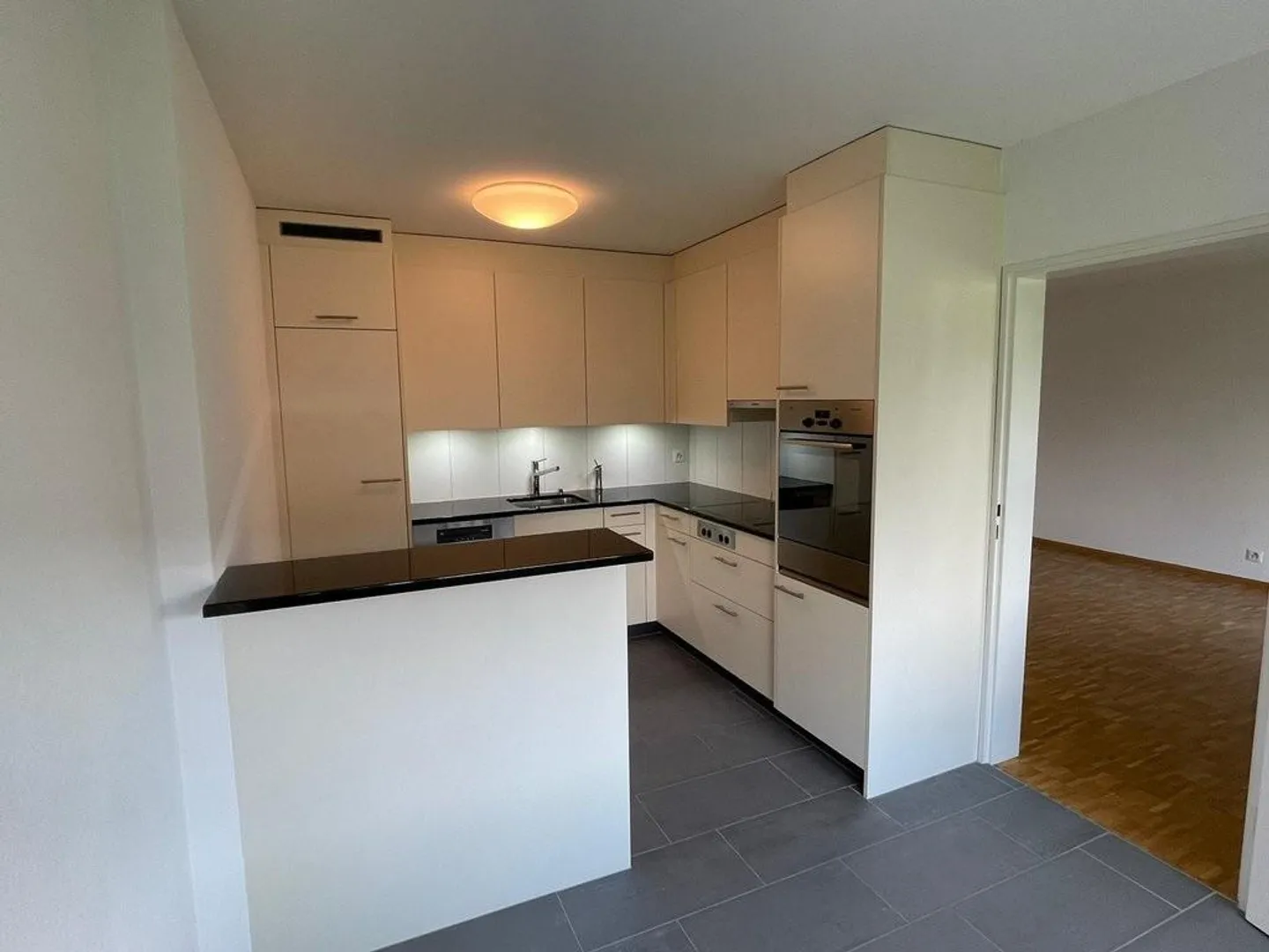 Bright 4.5-room apartment in a family-friendly location in Neu-Aesch - Photo 7 of 9