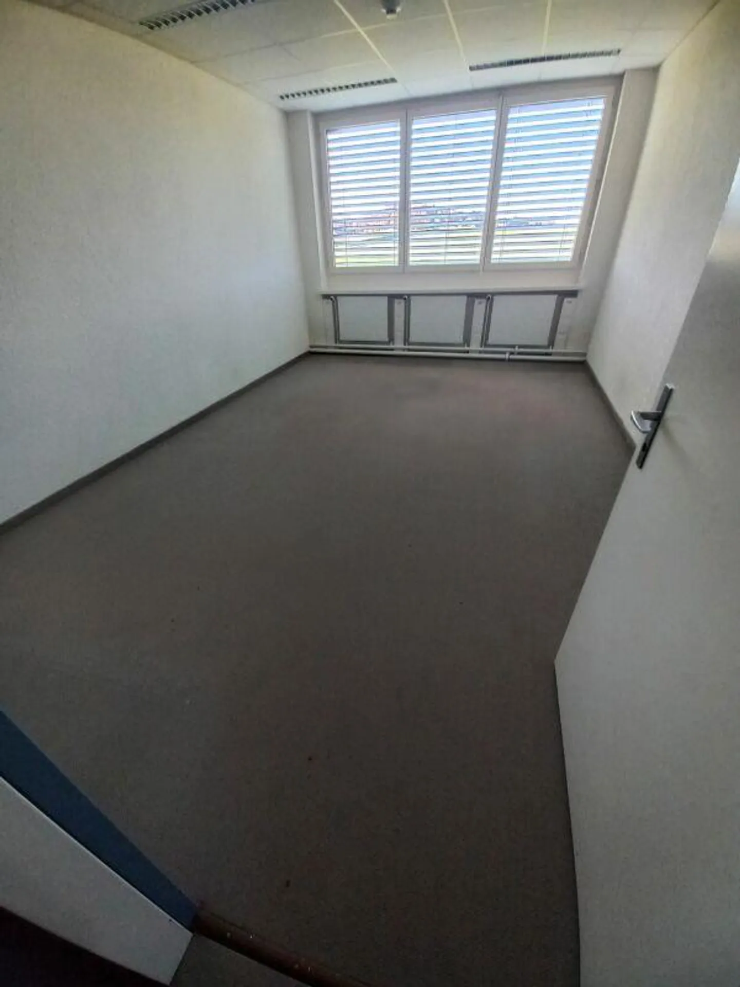 Spacious office space with a magnificent view - Photo 4 of 9