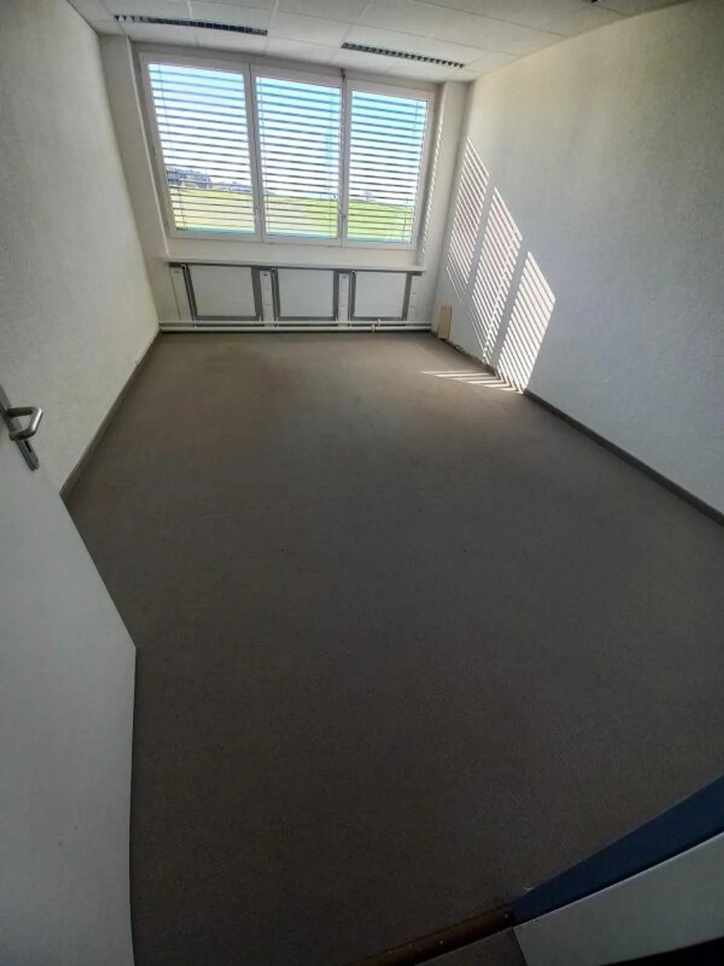 Spacious office space with a magnificent view - Photo 5 of 9