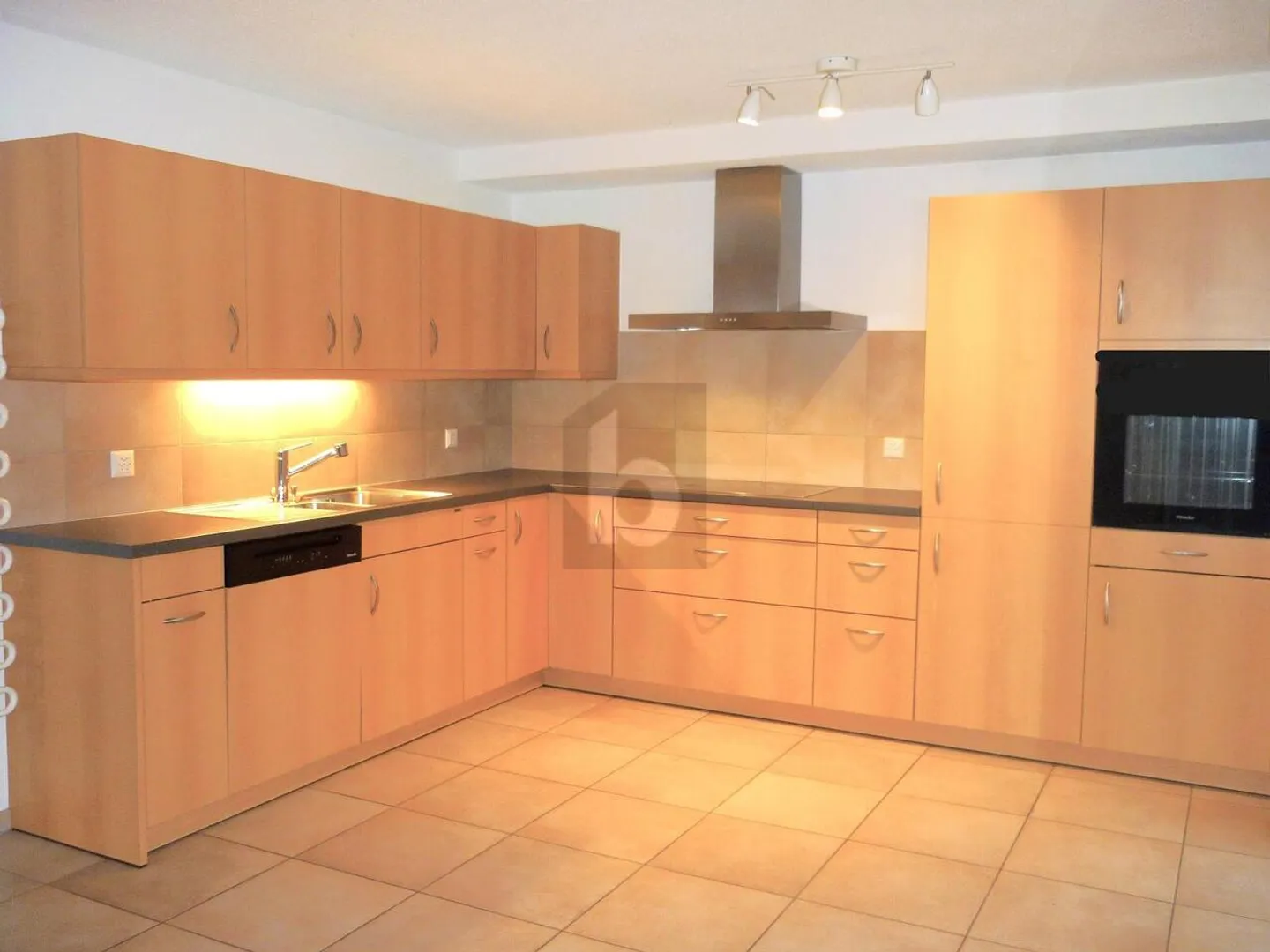 SPACIOUS, BRIGHT AND IDEALLY LOCATED - Photo 4 of 6