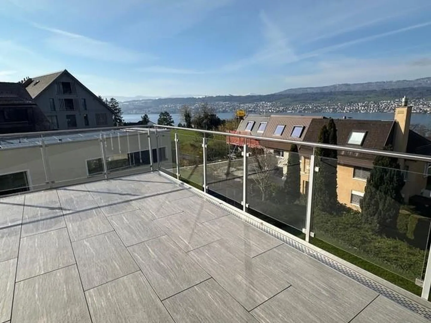 Vivere con vista lago e montagna non ostacolata e bellissima - Foto 4 di 13