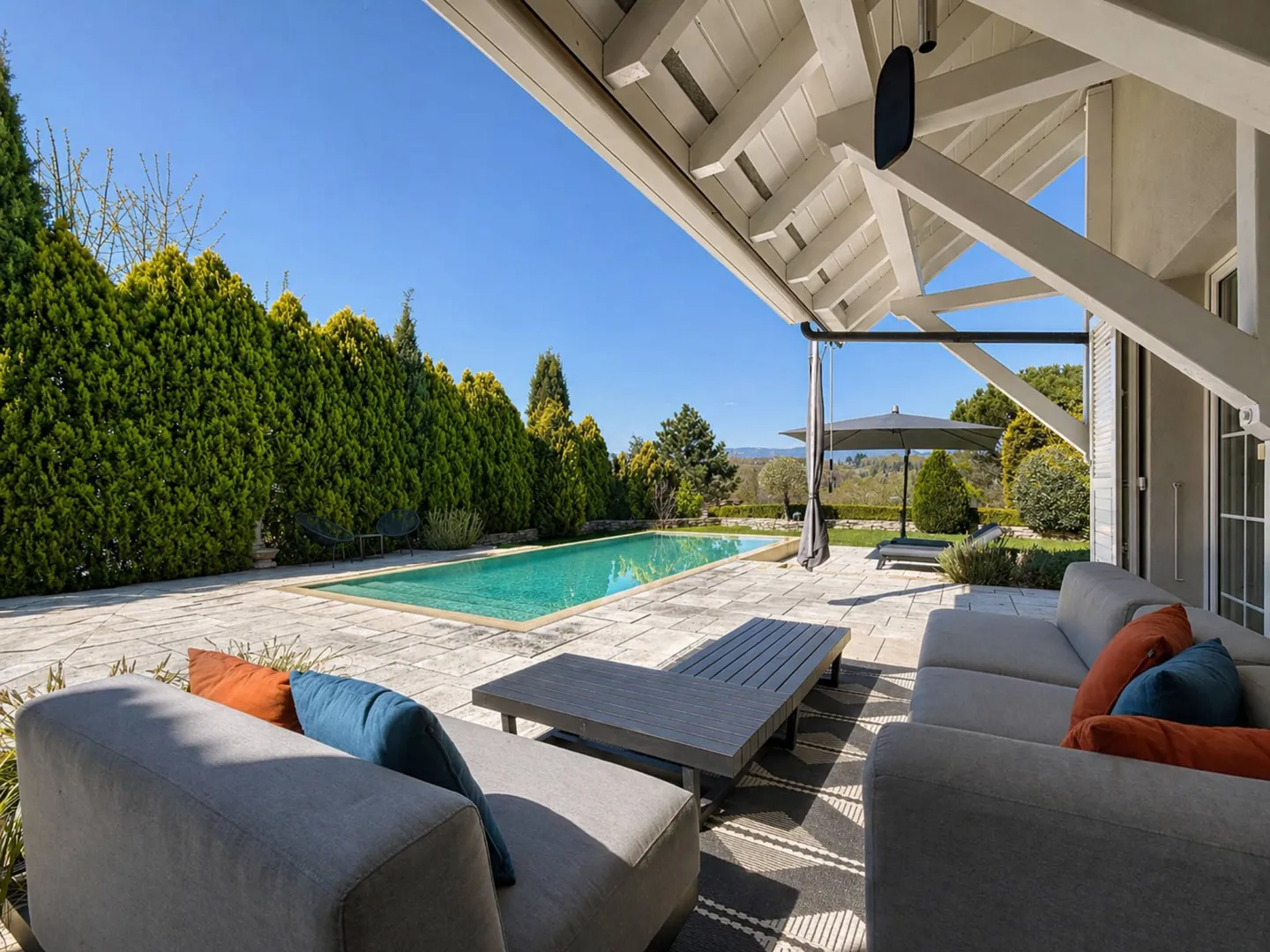 Elegant Villa with Stunning Views - Photo 5 of 13