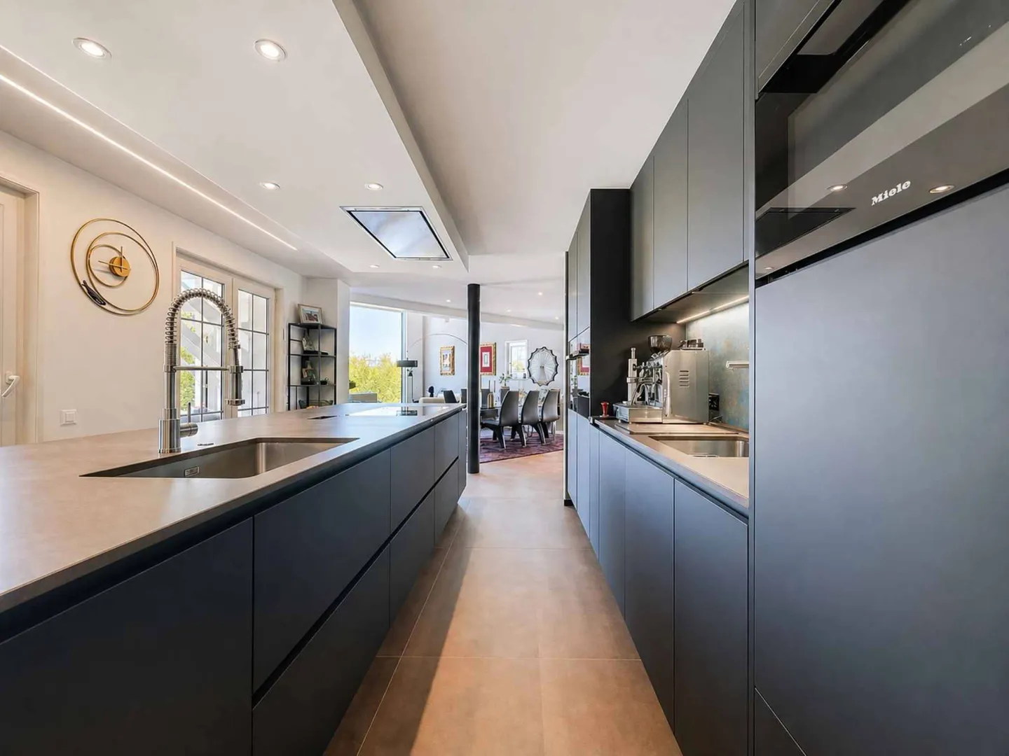 Elegant Villa with Stunning Views - Photo 8 of 13