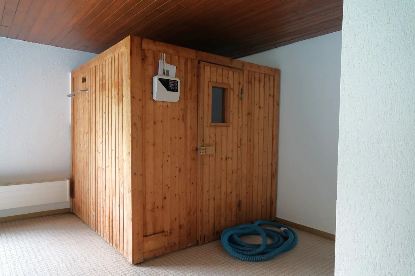 7-room single-family house with indoor swimming pool, sauna, and double garage - Photo 3 of 15