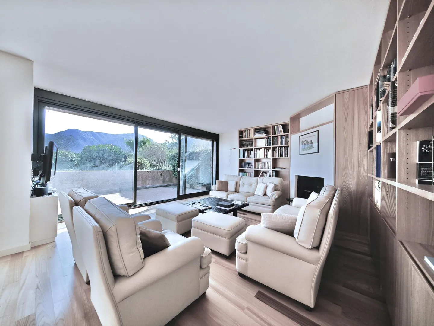 Lugano, Collina d'Oro: in the Residence "Parco Principe Leopoldo" apartment with 2 terraces, 3.5 rooms - Foto 4 di 12