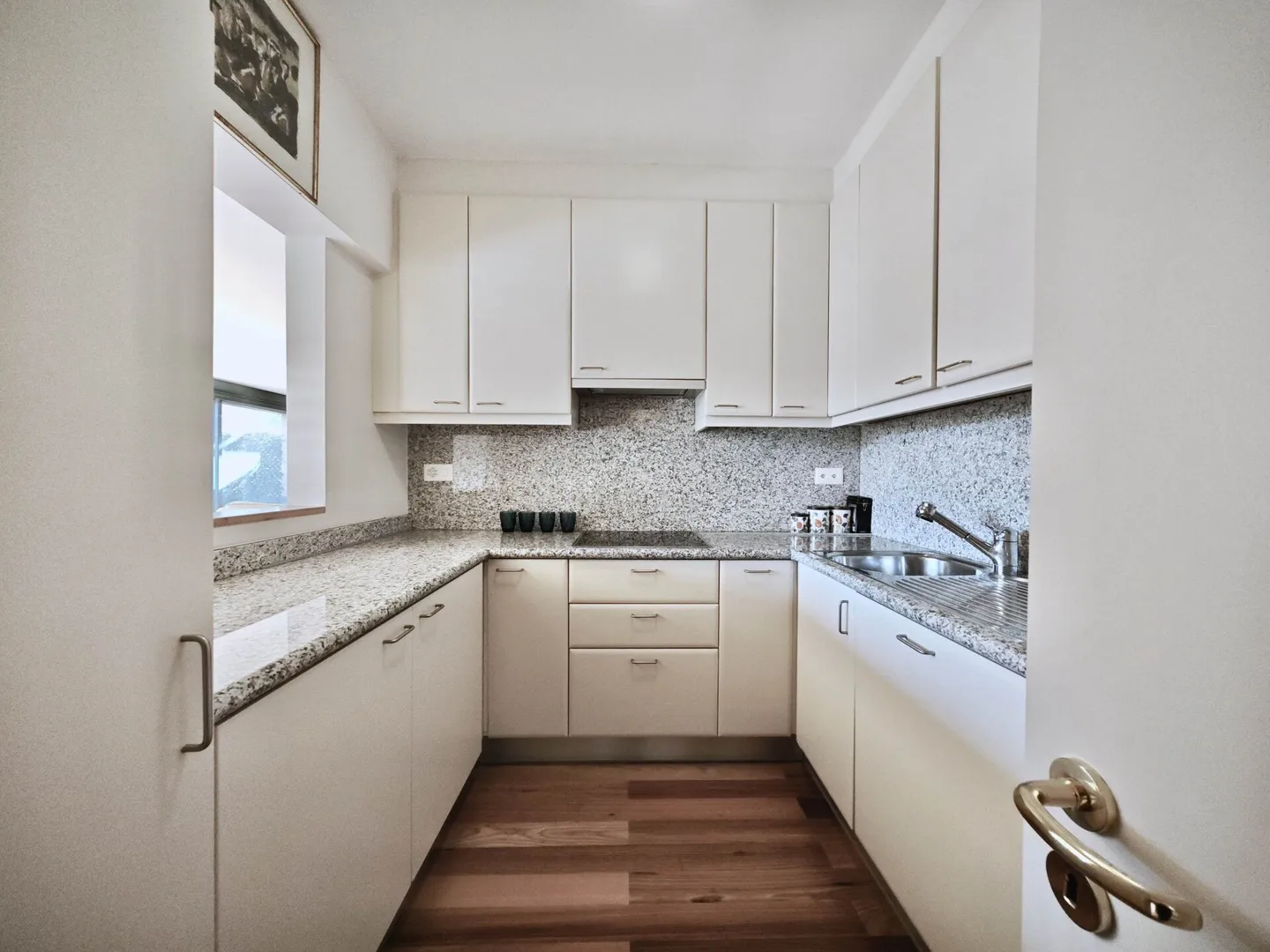 Lugano, Collina d'Oro: in the Residence "Parco Principe Leopoldo" apartment with 2 terraces, 3.5 rooms - Foto 5 di 12