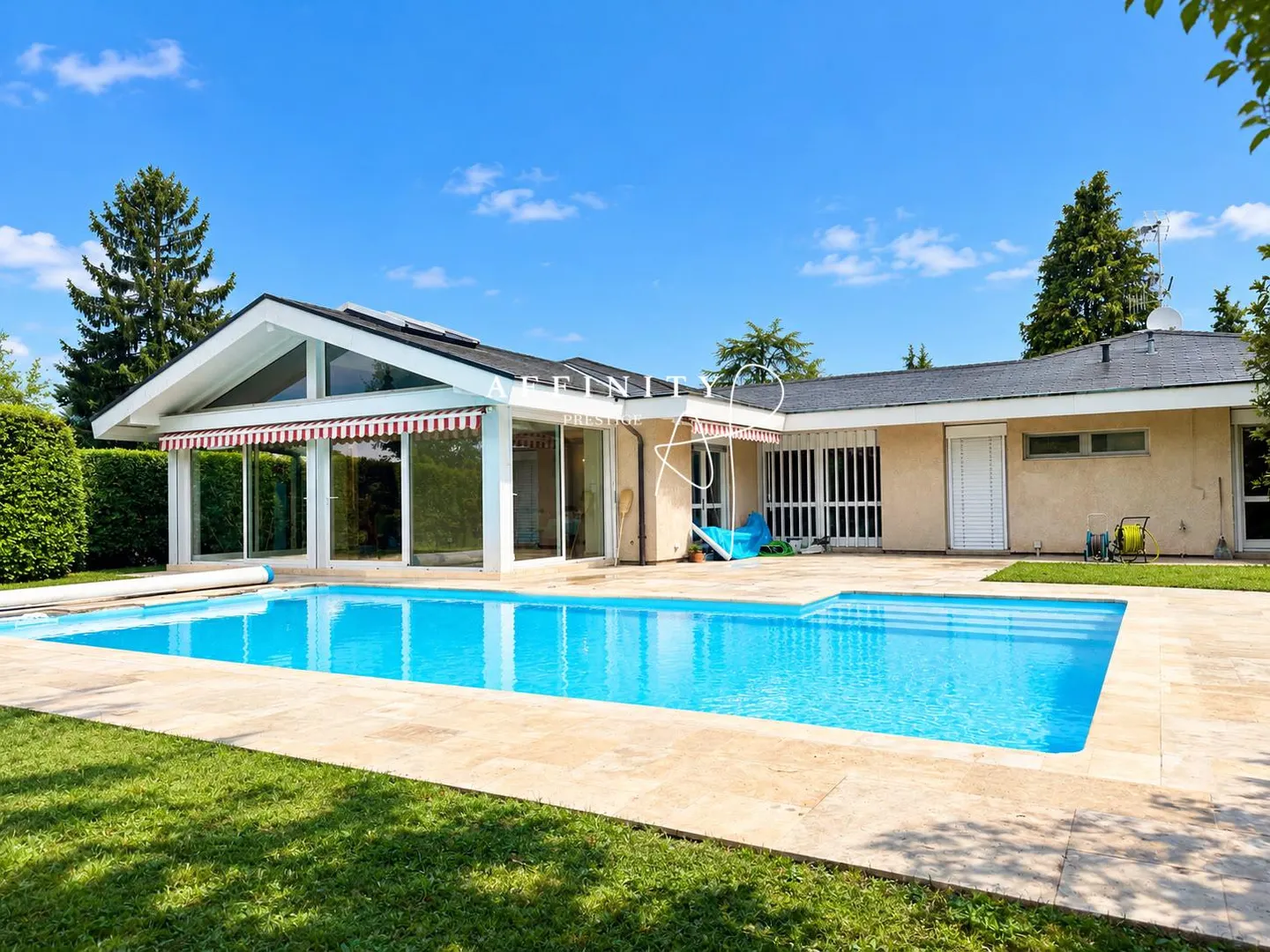 Elegante Villa mit Pool in Thônex - Foto 1 von 12