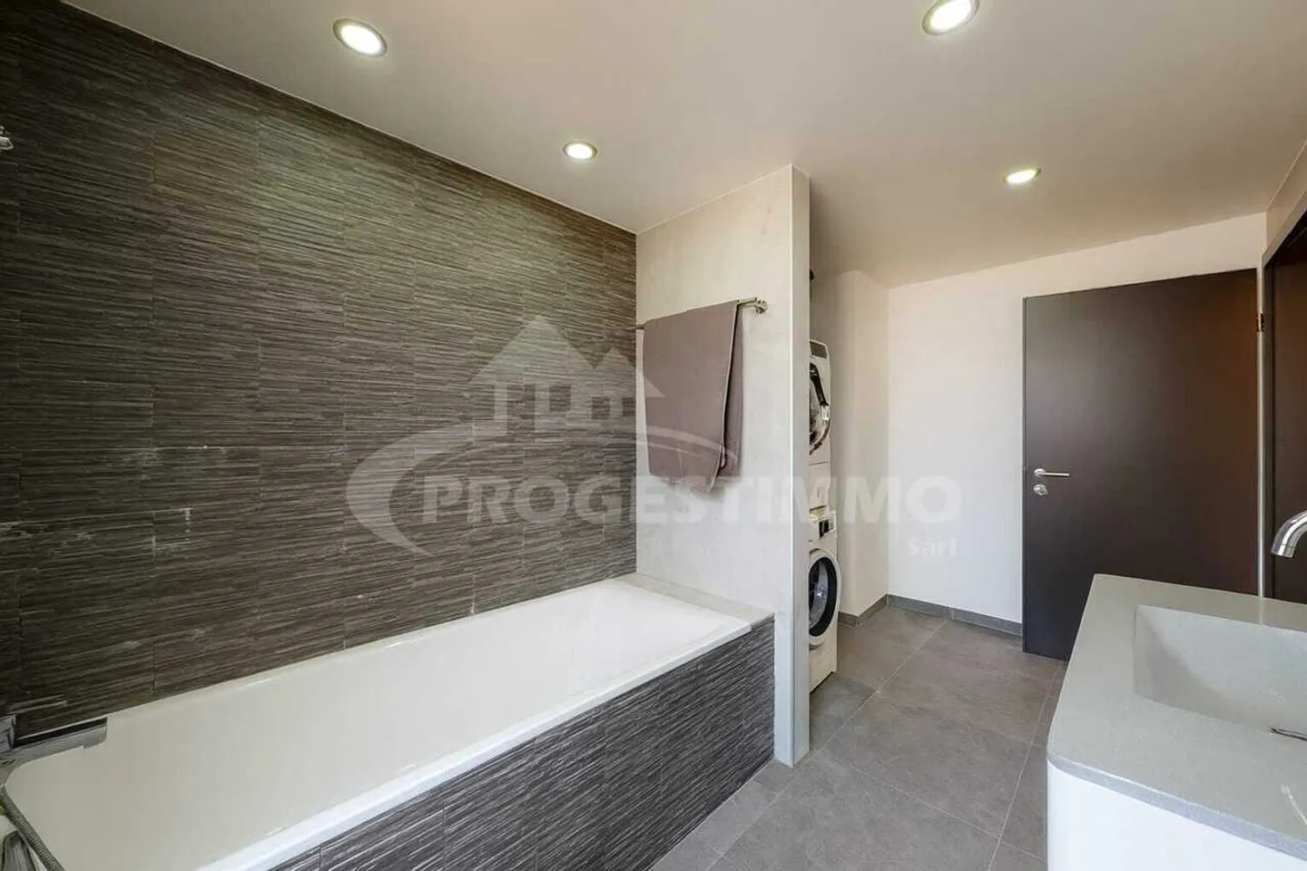 BEAUTIFUL 3.5-ROOM APARTMENT COMPLETELY RENOVATED - Photo 4 of 8