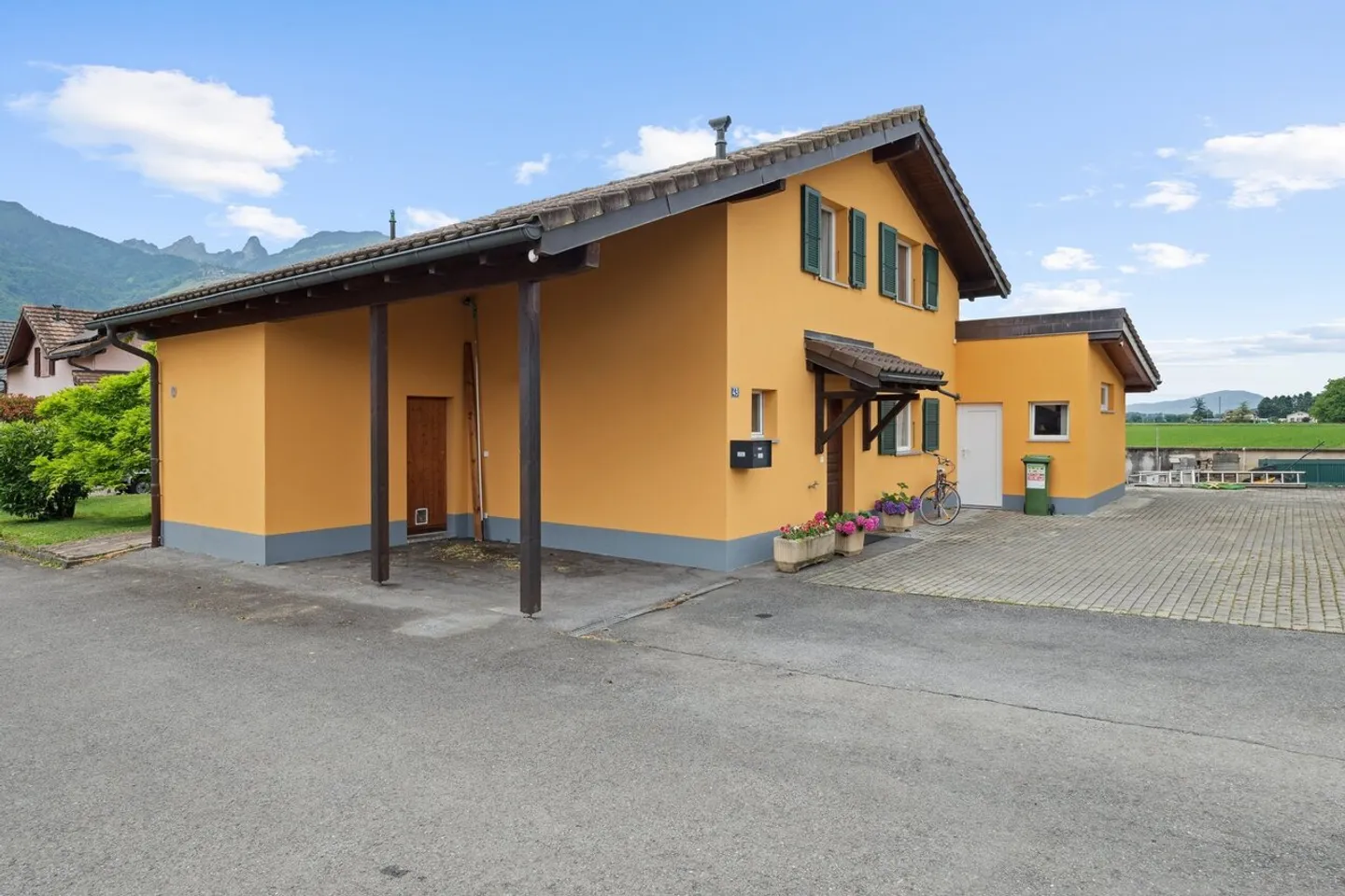 Affascinante casa indipendente con camino e giardino - Foto 2 di 15