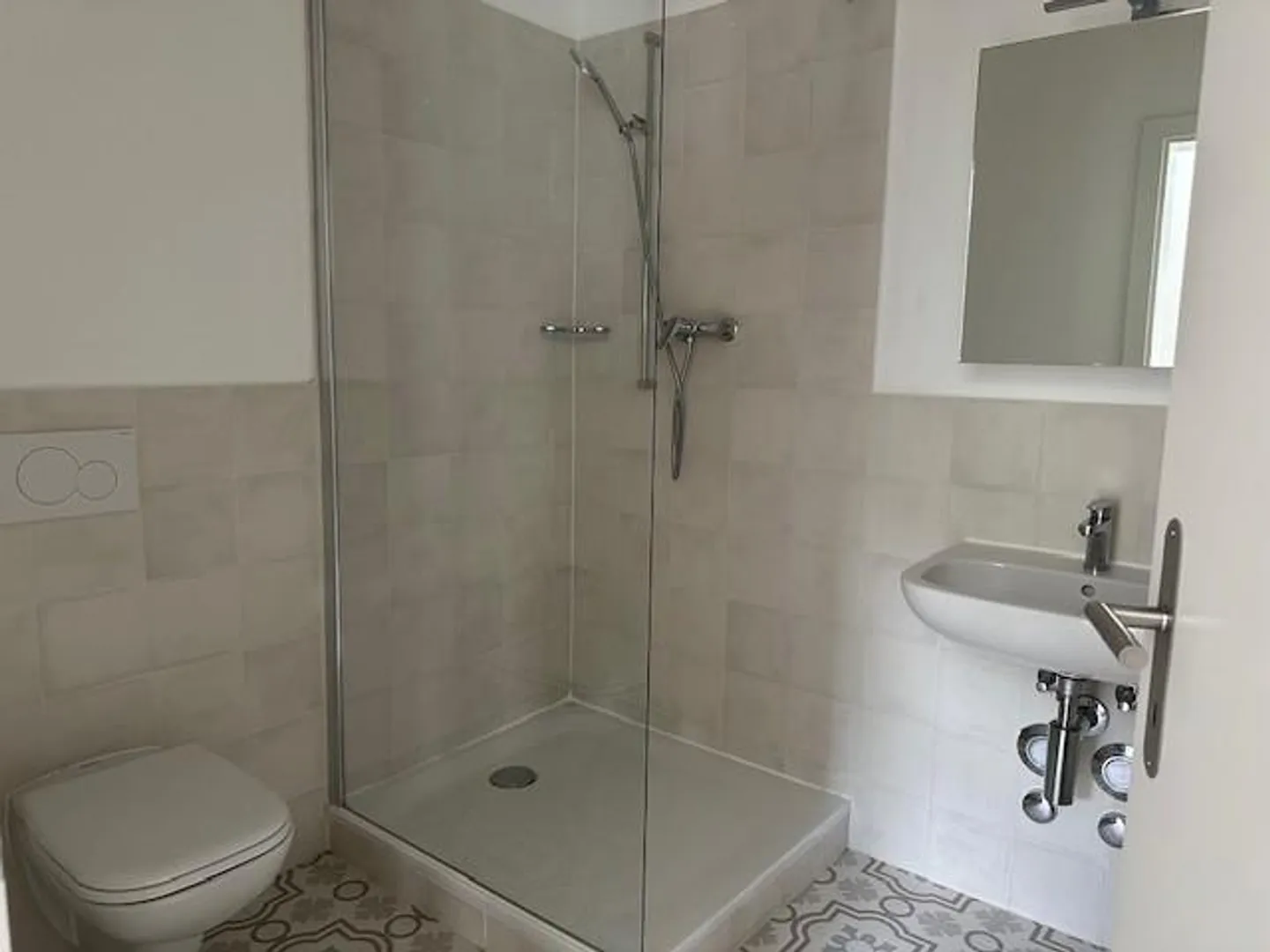 Charmante maisonette de 3 pièces avec 2 balcons dans un emplacement central - Photo 2 sur 8