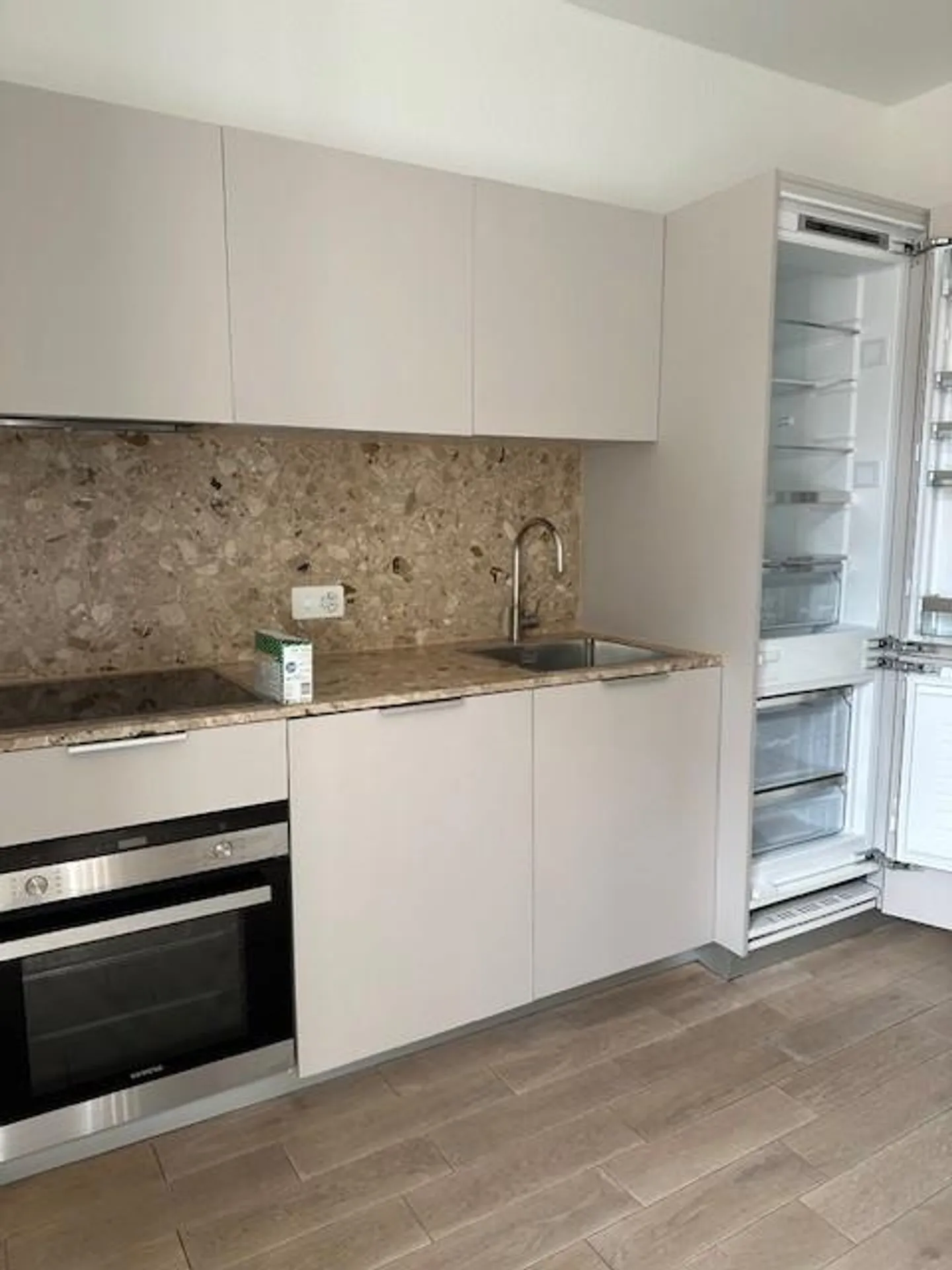 Charmante maisonette de 3 pièces avec 2 balcons dans un emplacement central - Photo 4 sur 8